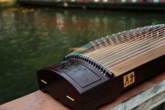 初学者买什么牌子的古筝好，选购古筝看什么